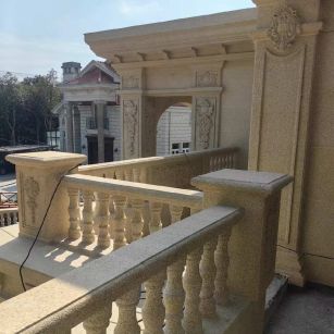 湘潭 黄金麻别墅外墙干挂雕花配合阳台栏杆花瓶柱