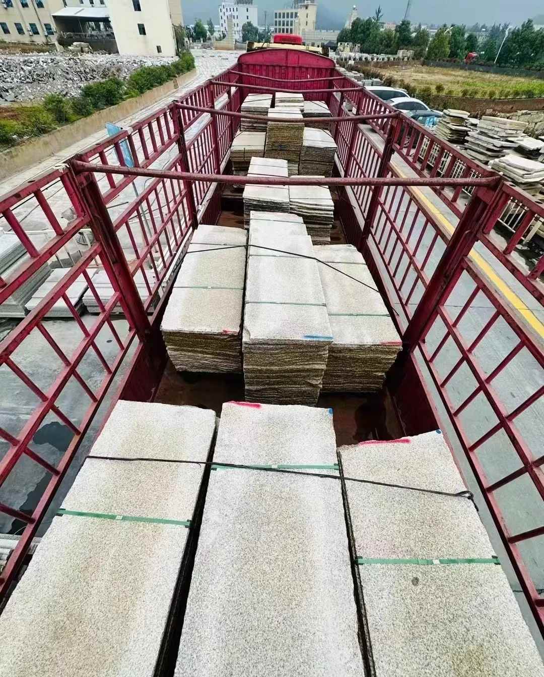 湘潭 黄金麻花岗岩荔枝面，光面毛板装车完成