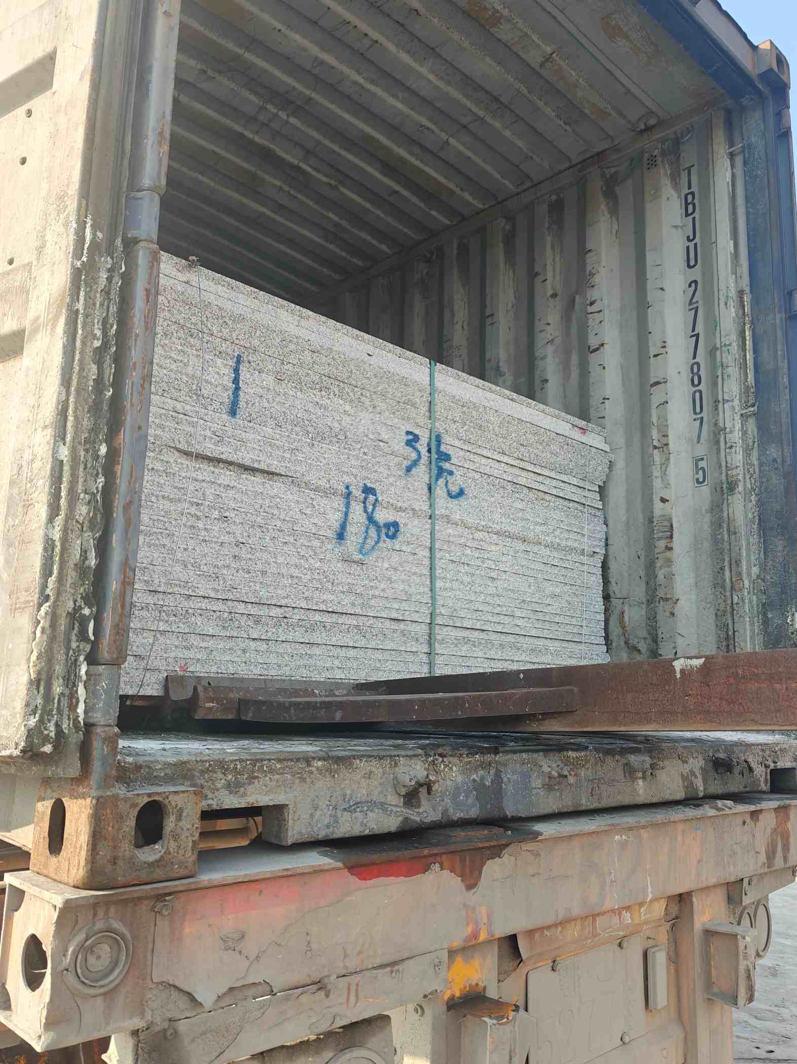 湘潭 芝麻白花岗岩石材3.0公分光面毛板装柜出货