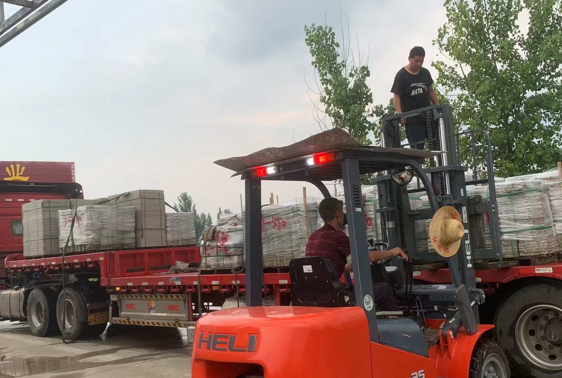 湘潭 黄金麻冰裂纹，地铺石装车