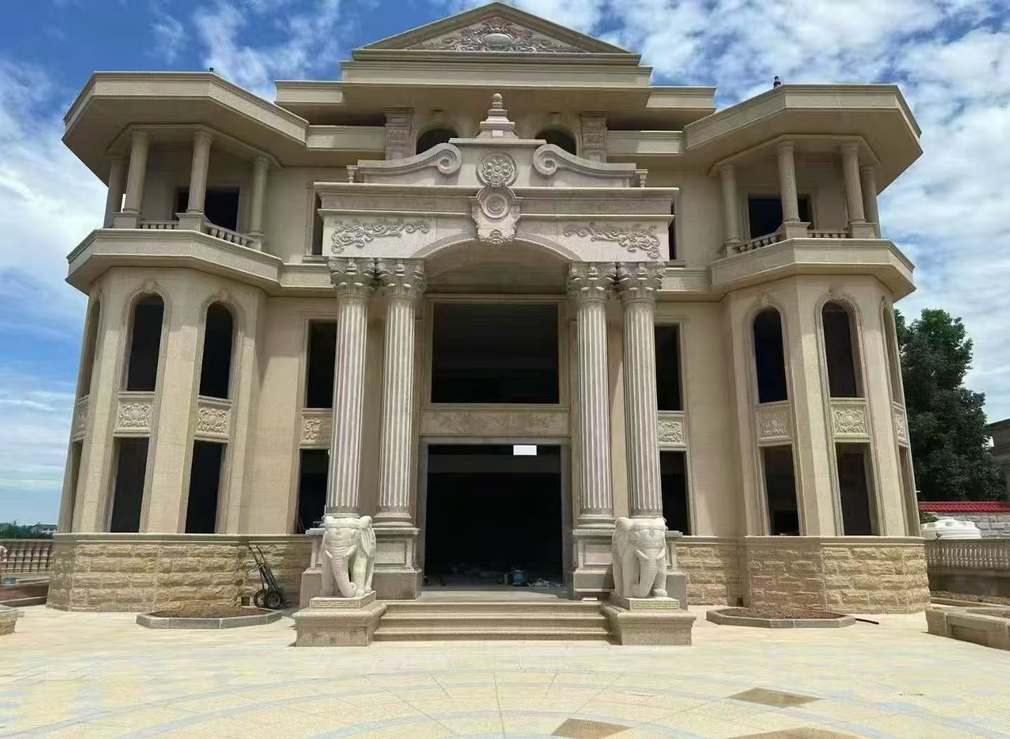 湘潭 黄金麻别墅外墙干挂，大柱，大象，蘑菇石，雕花板