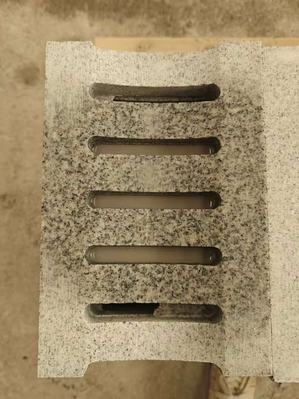 湘潭 芝麻白拉丝面花岗岩U型开槽排水槽