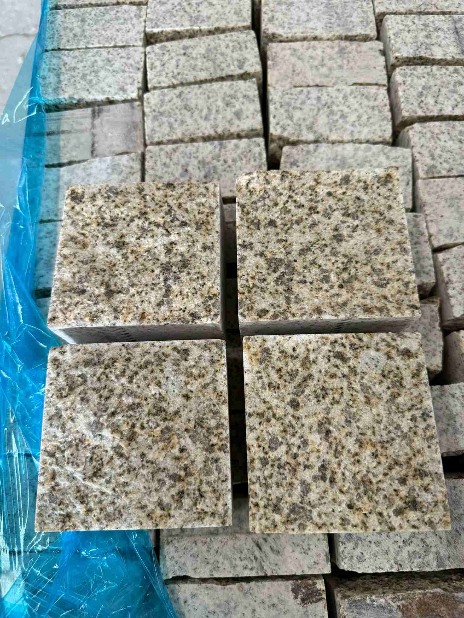 湘潭 黄金麻花岗岩自然面小方块，弹石，马蹄石等