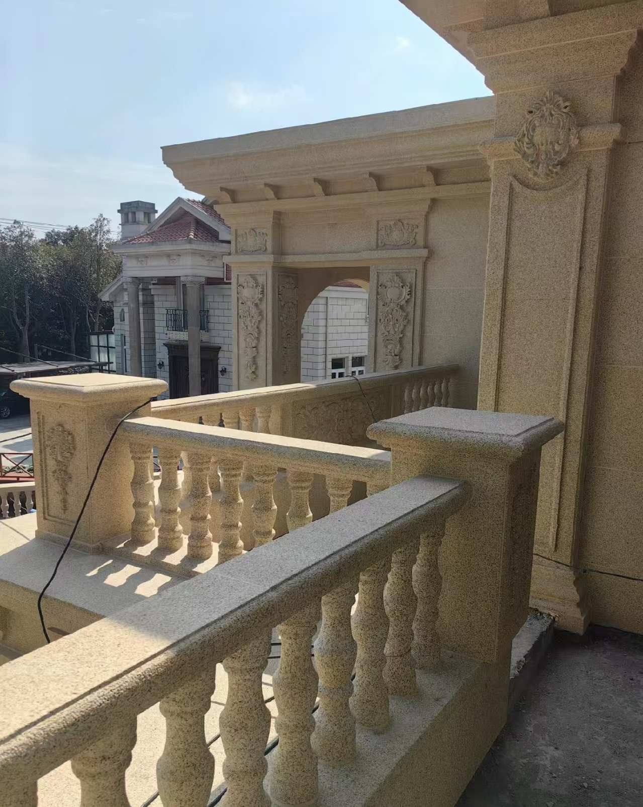 湘潭 黄金麻别墅外墙干挂雕花配合阳台栏杆花瓶柱