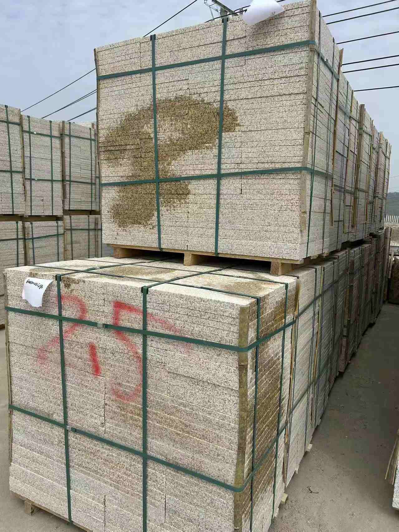 湘潭 黄金麻花岗岩石材荔枝面地铺石2.5*300*600