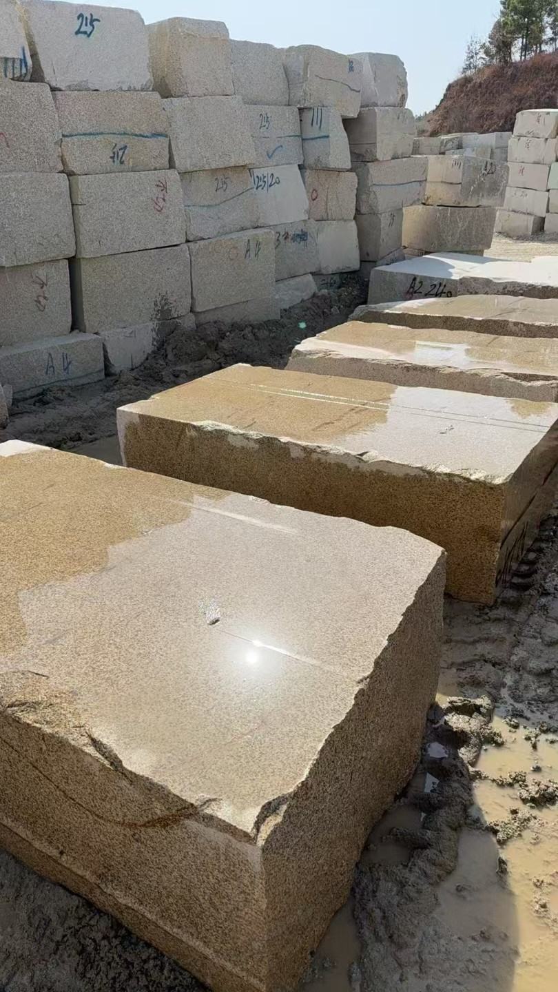 湘潭 黄金麻方料堆场洗料分选中，原材料充足