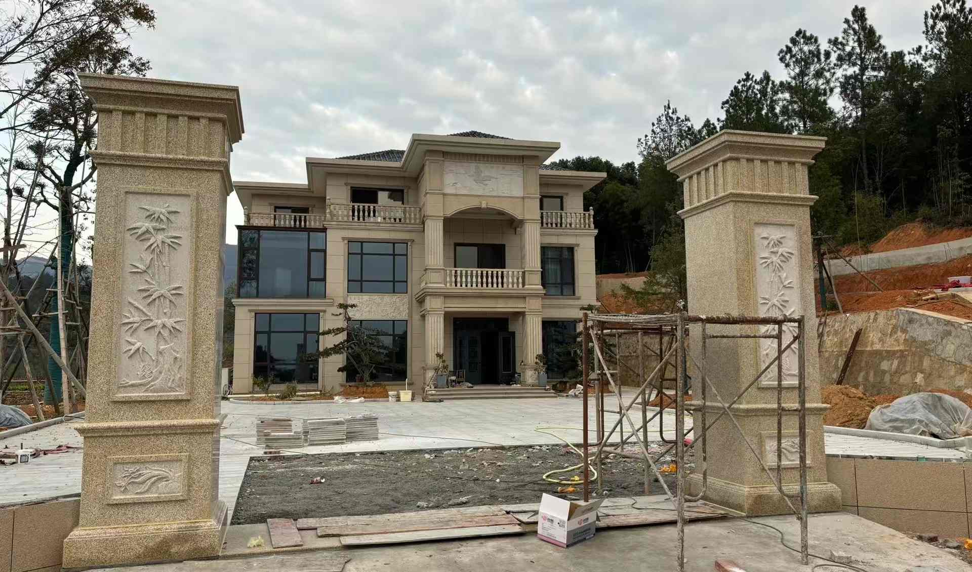 湘潭 黄金麻花岗岩别墅雕花外墙干挂配上门口雕花罗马柱